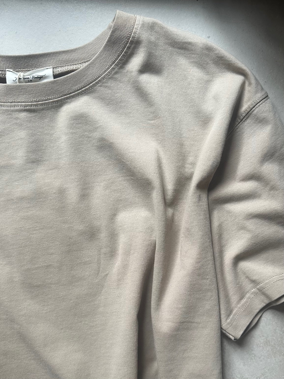 Close-up of beige American Vintage t-shirt Fizvalley