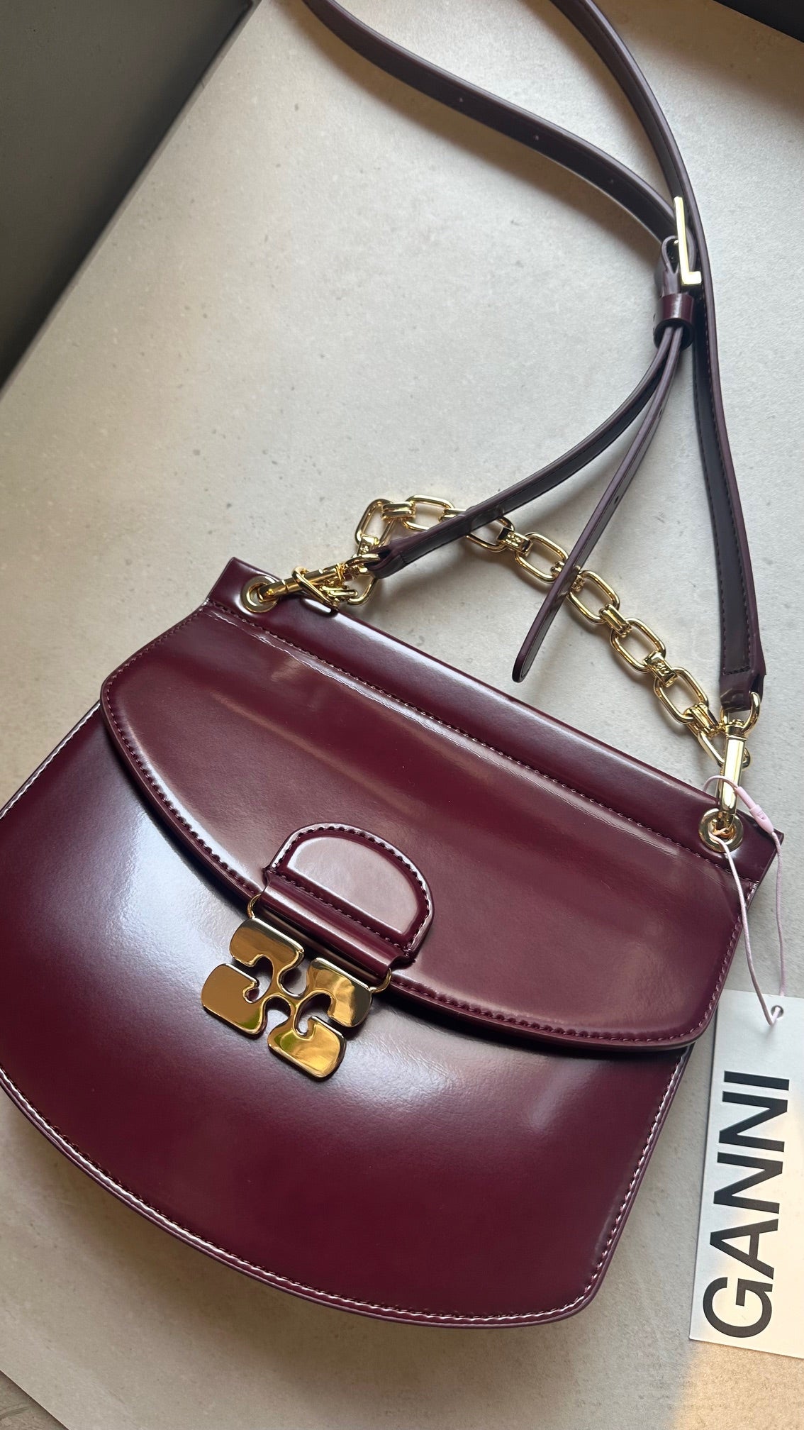 Ganni bag väska Tawny i burgundy med kedja