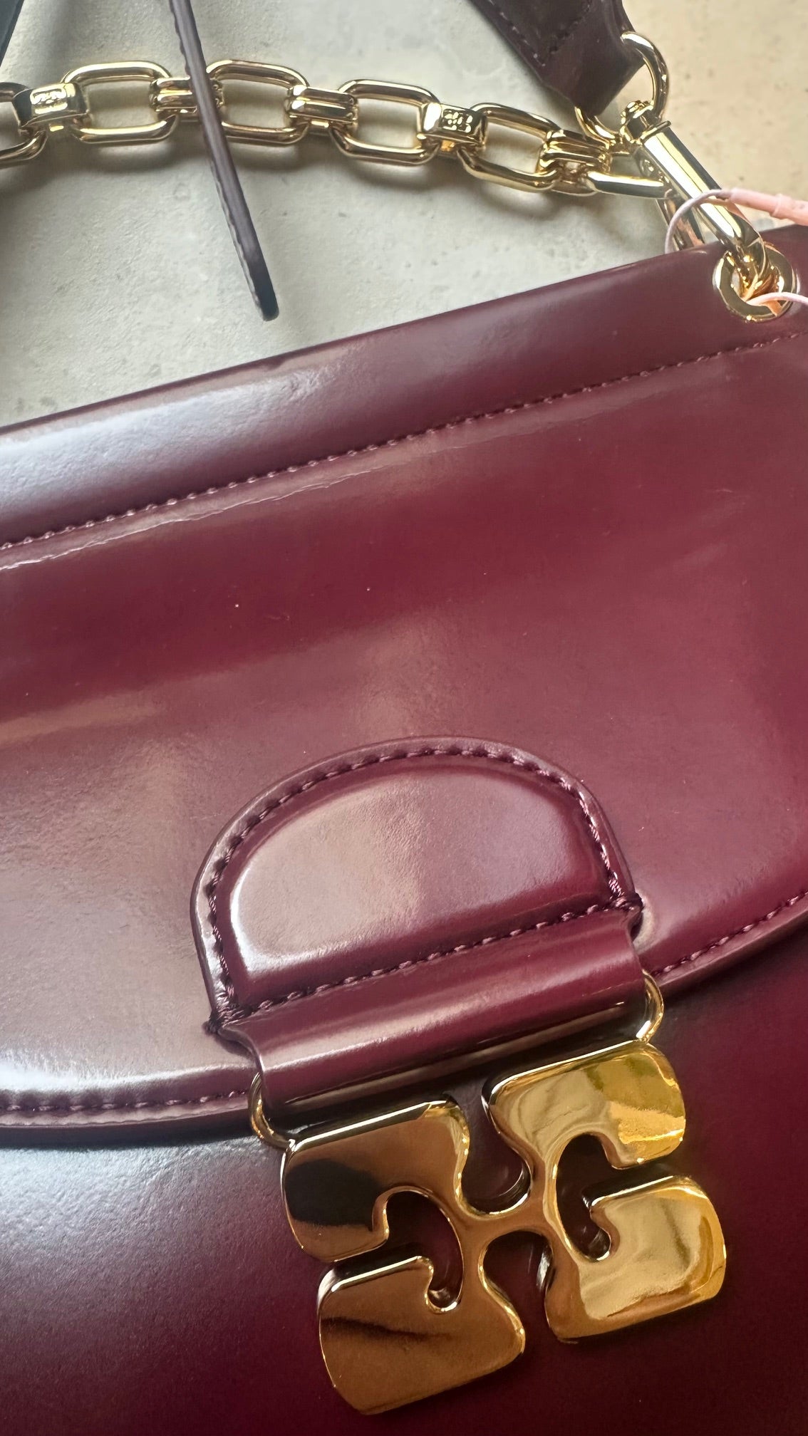 Closeup on clasp GANNI bag Tawny